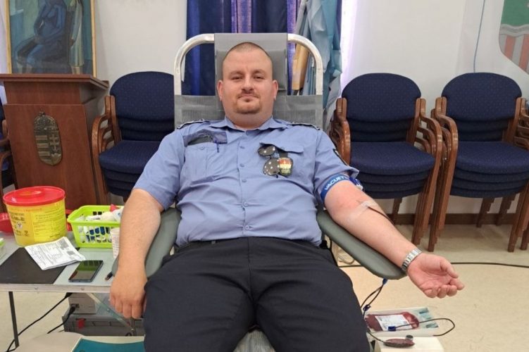 tolnamegyeihirek.hu - A hőség ellenére is vérüket adták a rendőrök Tamásiban