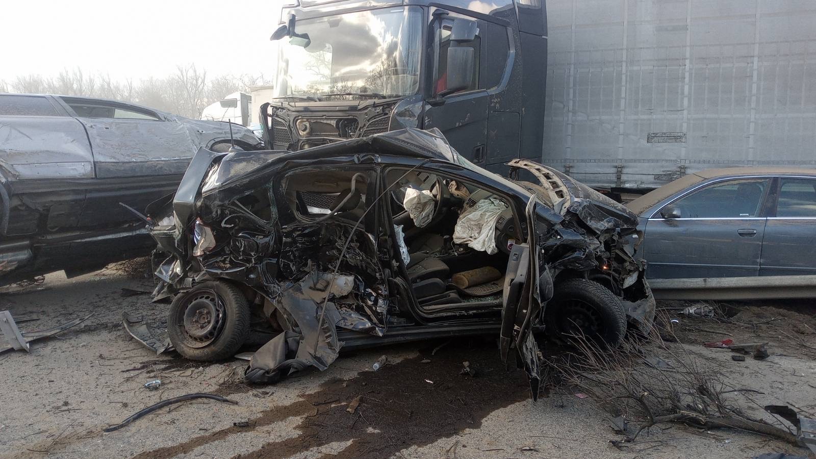 Kamion és személyautó ütközött az M9-esen