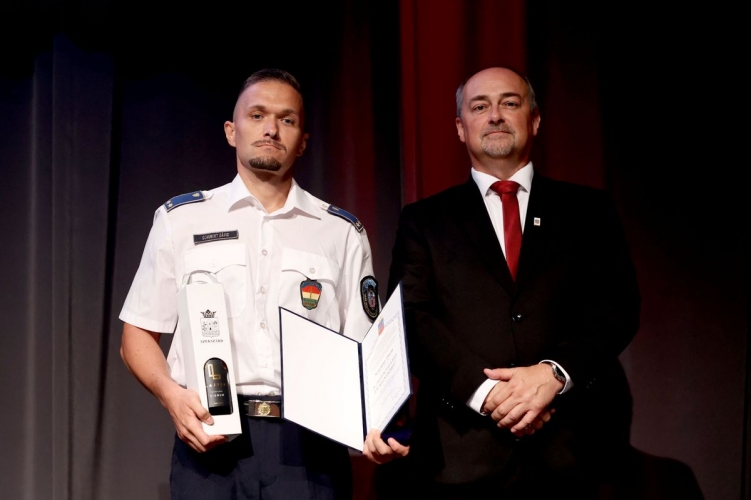 Kiosztották a Szekszárd Év Rendőre kitüntetéseket az államalapítás ünnepén