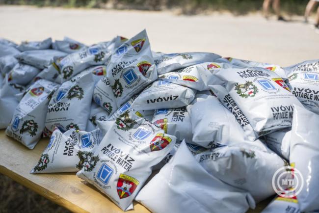 Zacskós vízzel és vízszállító járművekkel segít a honvédség a hőség idején