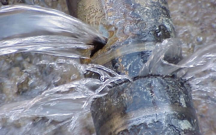 Kormány: Paks-Dunakömlődön több mint ezer embert érintő csőtörés van