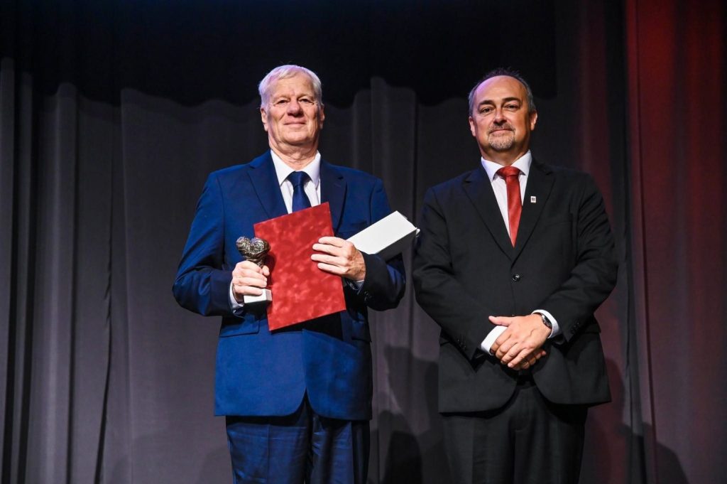 tolnamegyeihirek.hu - Utánpótlás-nevelés, edzőség, példamutatás – ezért kapott elismerést a szekszárdi tanár