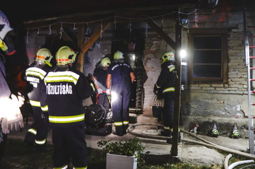 Családi házban csaptak fel a lángok Nagykónyi területén