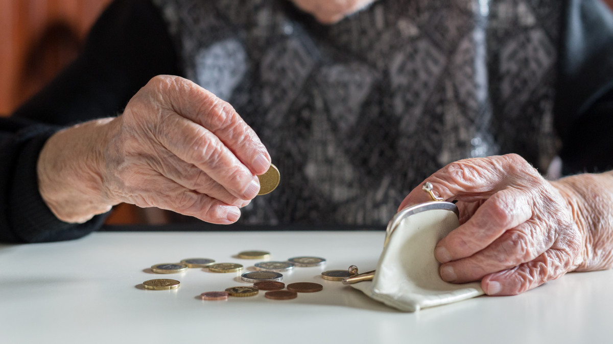 Januártól 120 ezer forintra emeli a kormány az öregségi nyugdíj minimumát