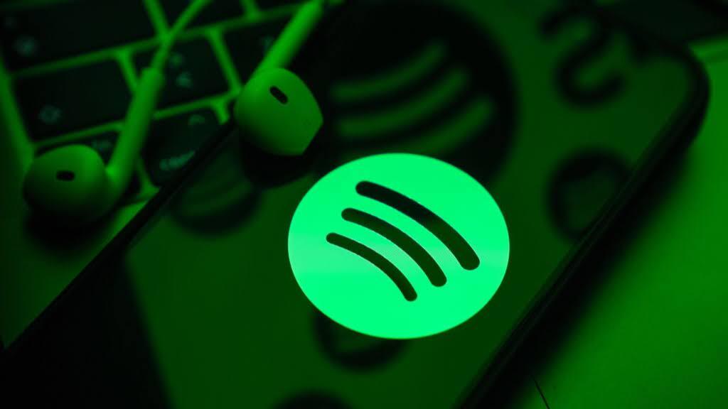 Vége a bizonytalanságnak: megjelöli a Spotify a kamuelőadókat