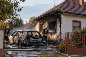 Kigyulladt egy autó, majd a családi házra is átterjedt a tűz Pálfán