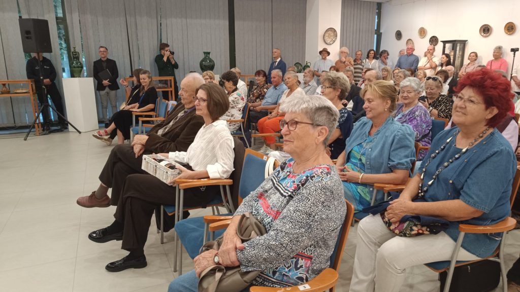 tolnamegyeihirek.hu - Kiállításajánló: negyven éve fonódott össze Rács Róbert kerámiája a szekszárdi borvidékkel