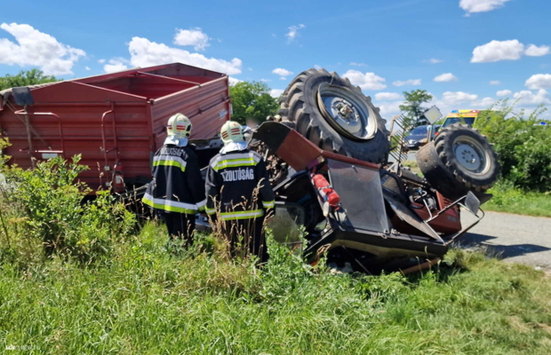 Felborult egy traktor Várdombon, mentőhelikopter érkezett a sofőrhöz