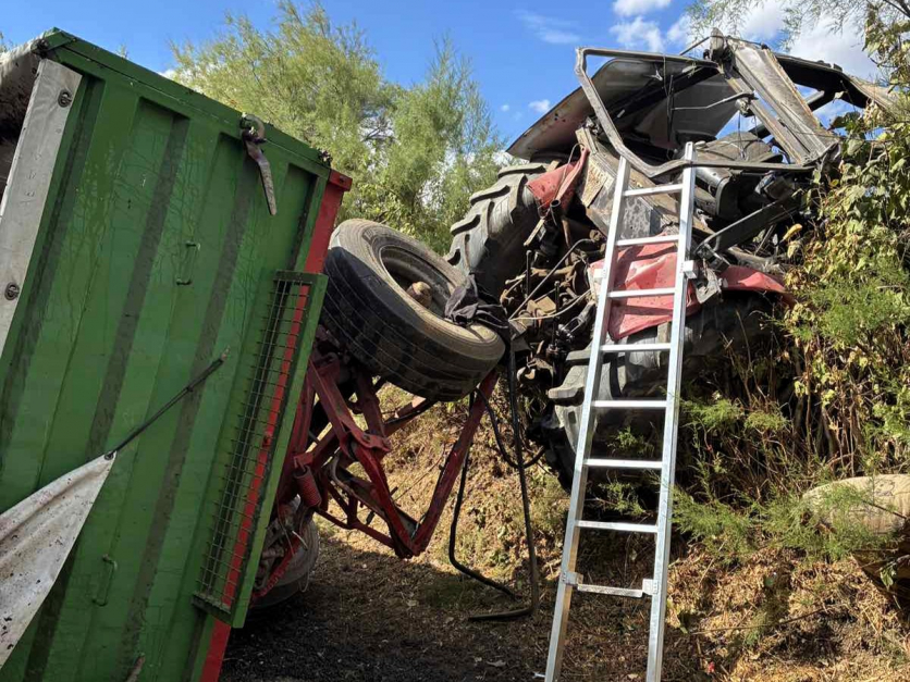 Traktor alá szorult a sofőr: nem volt egyszerű dolguk a tűzoltóknak csütörtökön