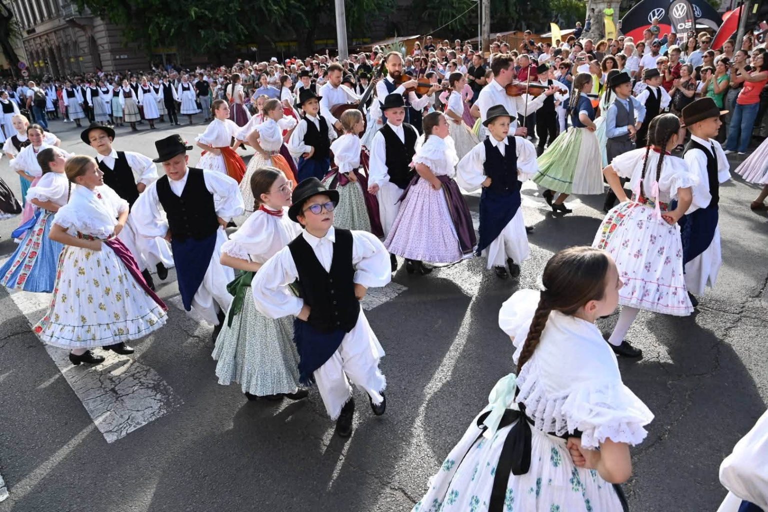 Siker Szekszárdon: magyar rekord született a szüreti felvonuláson