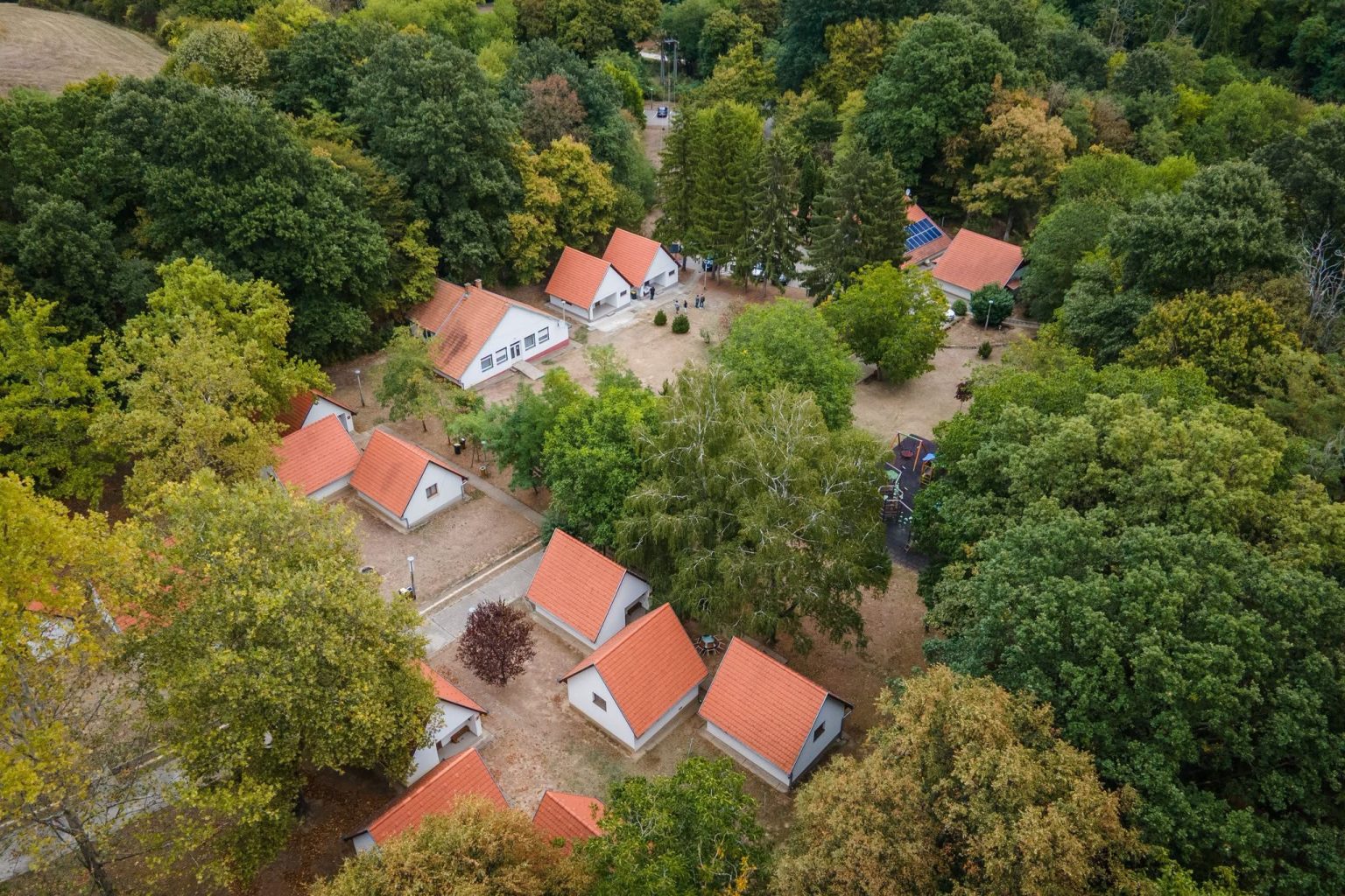 Befejeződött a Váraljai Ifjúsági Tábor két nevelői épületének felújítása
