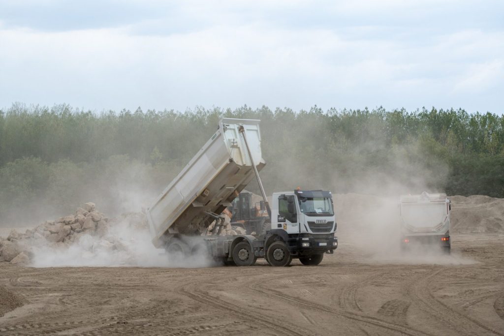 Napi négyezer kilométer és összesen tízezer tonna kő – óriási munkával segítette ez a cég a paksi építkezést
