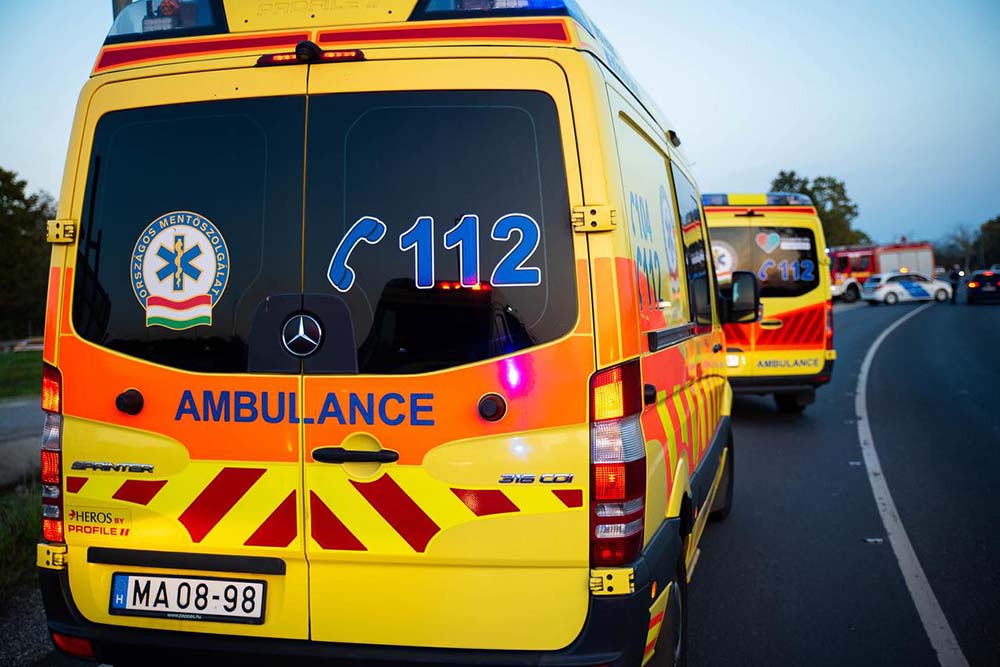 Hárman ütköztek a 65-ös főúton, mentő sietett a helyszínre