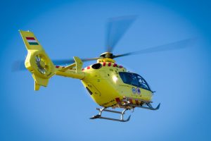 Autó és traktor ütközött Kocsolán, mentőhelikopter sietett a helyszínre