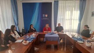 Együtt a biztonságért: rendőrségi és egyetemi kapcsolatot erősítettek meg Szekszárdon