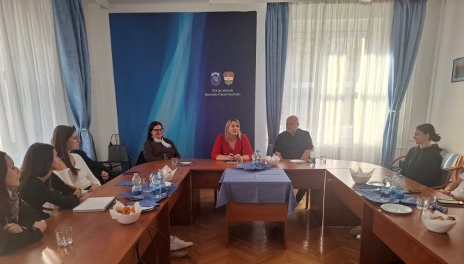 Együtt a biztonságért: rendőrségi és egyetemi kapcsolatot erősítettek meg Szekszárdon