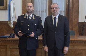 Két rendőr vehette át a Tolna megye védelméért elismerést