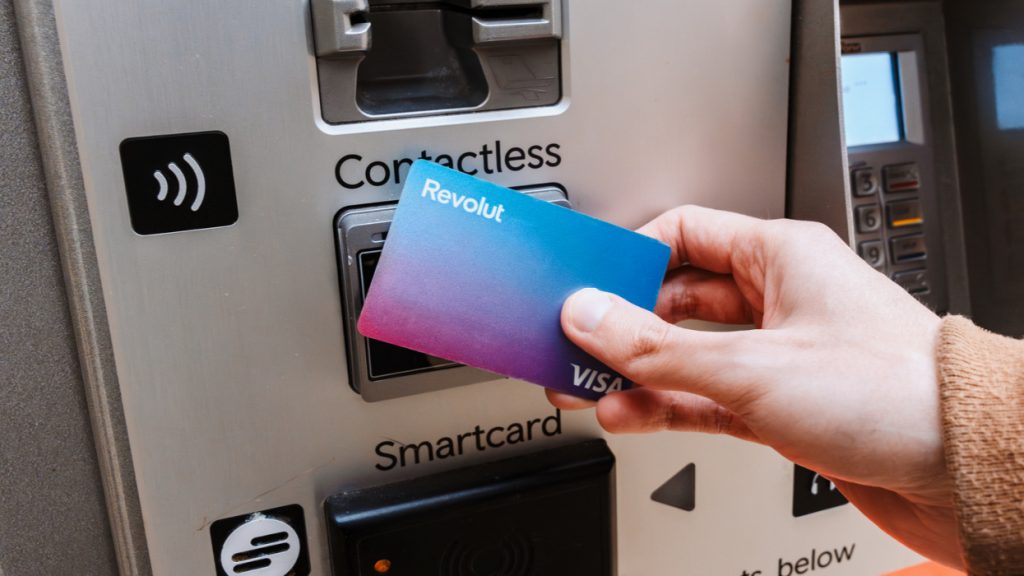 Kiderült, miért szűnt meg az ATM-díj a Revolut-kártyásoknak az Ersténél