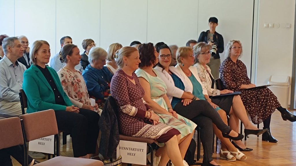 tolnamegyeihirek.hu - Húsz év alkotásai a tűzből: különleges zománcképek Bonyhádon