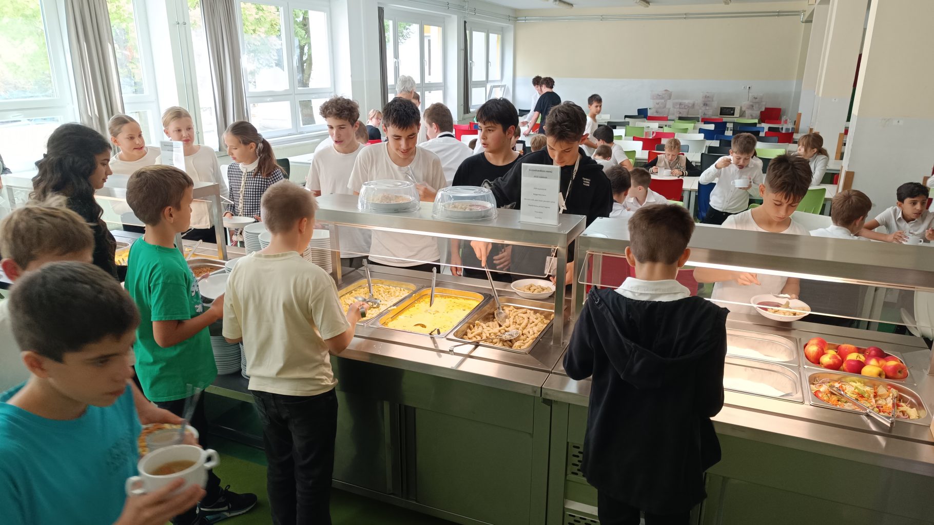 Svédasztalos menzát vezettek be a szekszárdi iskolában, ilyen lehet a jövő étkezése