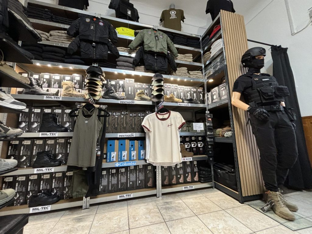 tolnamegyeihirek.hu - Minden egy helyen a túrázóknak és a katonai stílus szerelmeseinek – ellátogattunk a paksi Bunker Military Shopba