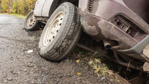 Árokba borult egy autó Pusztahencsénél, a mentőket is riasztani kellett