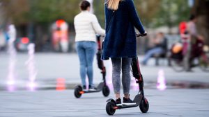 Megkezdődött a társadalmi egyeztetés az elektromos rollerek szabályozásáról
