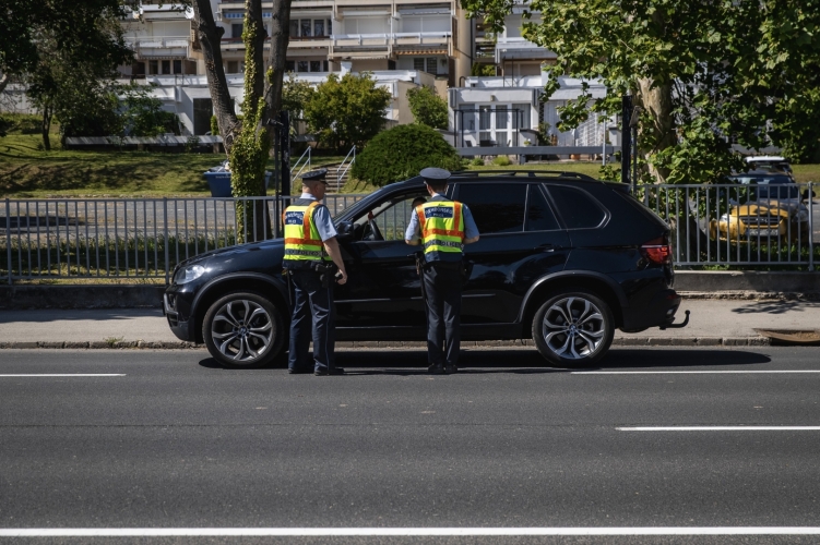 Jövő héten a vezetés közbeni mobilozást ellenőrzi a rendőrség