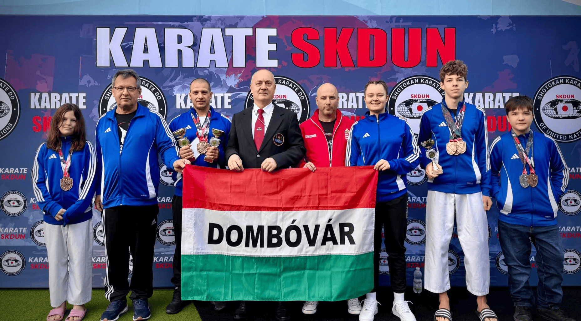 tolnamegyeihirek.hu - Húsz éremmel és világbajnoki címekkel gazdagodott a Dombóvári Karatesuli