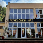 Színeken keresztül tanít a Hőgyészi Művelődési Ház új kiállítása