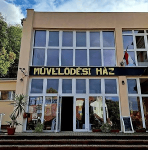 Színeken keresztül tanít a Hőgyészi Művelődési Ház új kiállítása