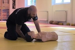 Megmentette elgázolt kollégáját, most ő tanítja elsősegélyre rendőrtársait