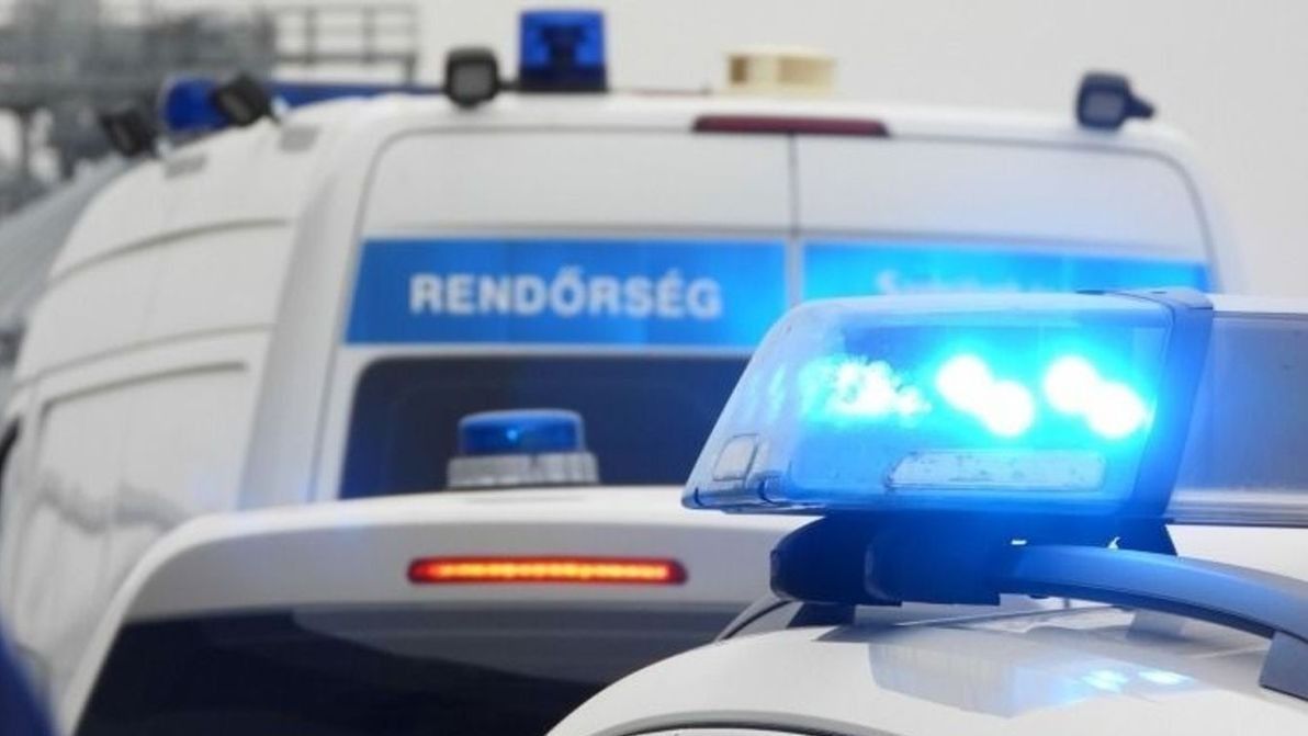 Félpályás forgalom és mentő a helyszínen: ezt tudjuk eddig a paksi balesetről