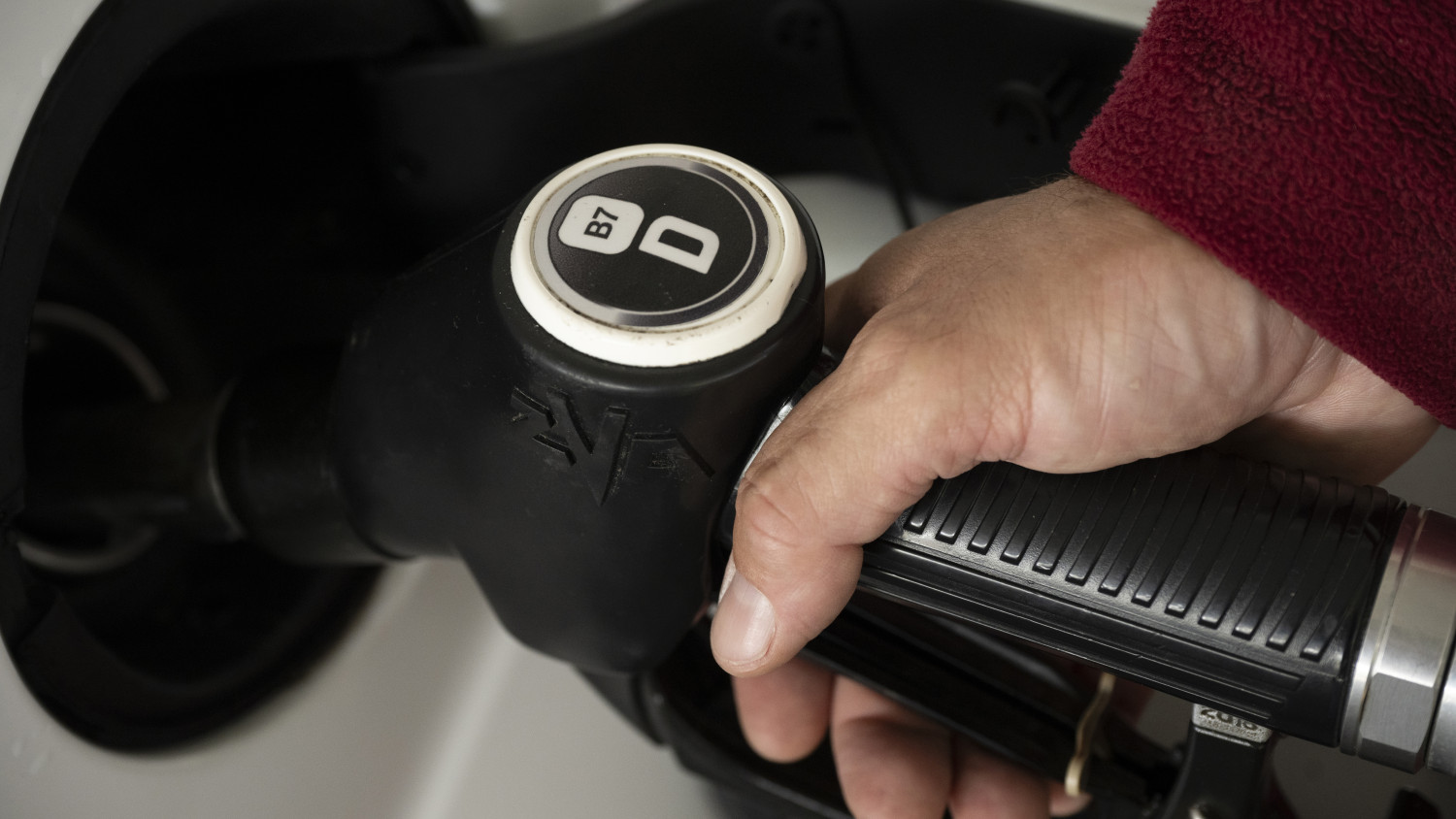 Literenként 25 forinttal csökkentik a 7,5 tonna feletti dízeles járművek jövedéki adóját az év végéig