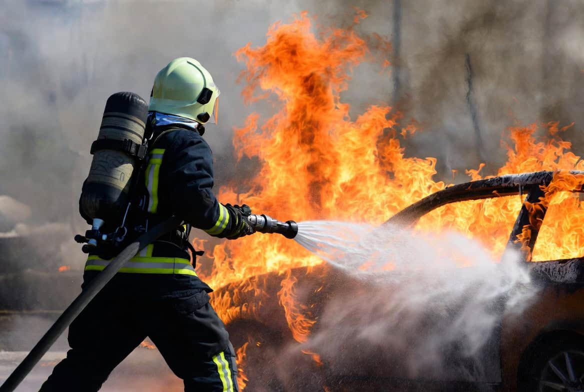 Családi ház és autók égtek Tengelic térségében, paksi és szekszárdi tűzoltók rohantak az esethez