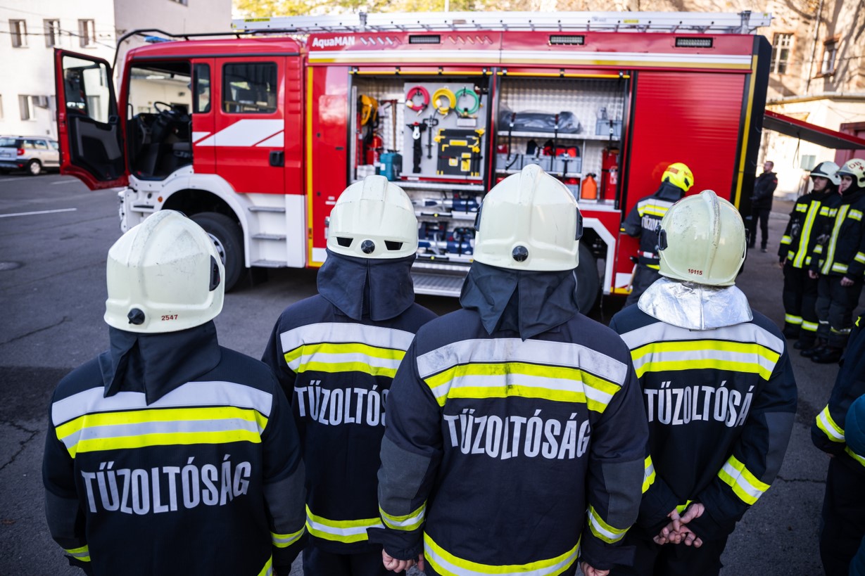 Autók ütköztek Dombóváron, félpályán halad a forgalom