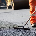 Holnaptól megkezdődik az aszfaltkiegyenlítés a simontornyai utcában, így közlekedhetnek a lakók