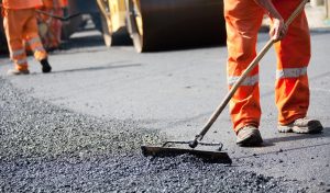 Holnaptól megkezdődik az aszfaltkiegyenlítés a simontornyai utcában, így közlekedhetnek a lakók